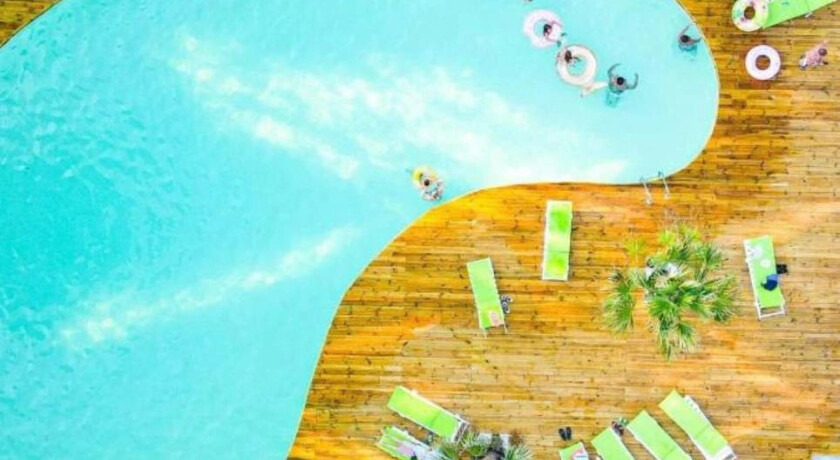 Relaxare completă la hotel cu piscină si mic dejun inclus